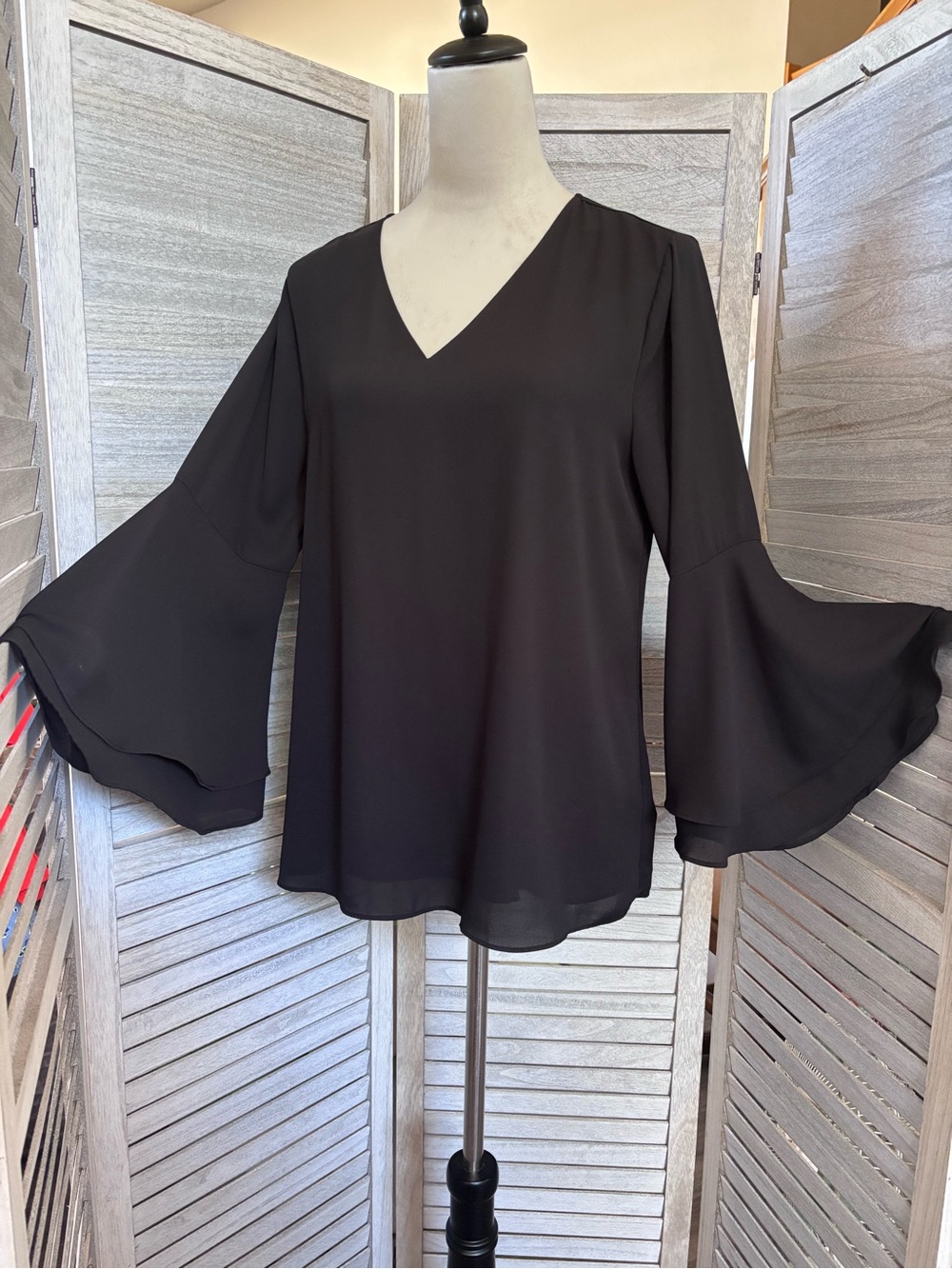 Alfani Deep Black Vampy/Dramatic Bell Sleeve High Quality Blouse V-Neck SZ 8 (M)
